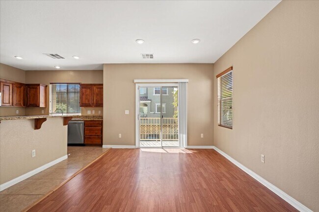 Building Photo - Spacious 3 bth Upstairs Plus Loft Bedroom, New Floors, New paint, No Carpet