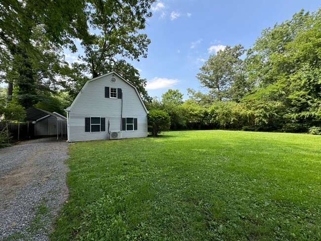 Building Photo - 1/1 Garage Apartment in Old Summerville Pa...