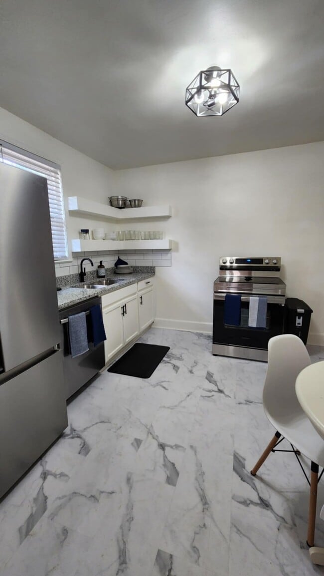 Building Photo - 2927 Columbia Ave