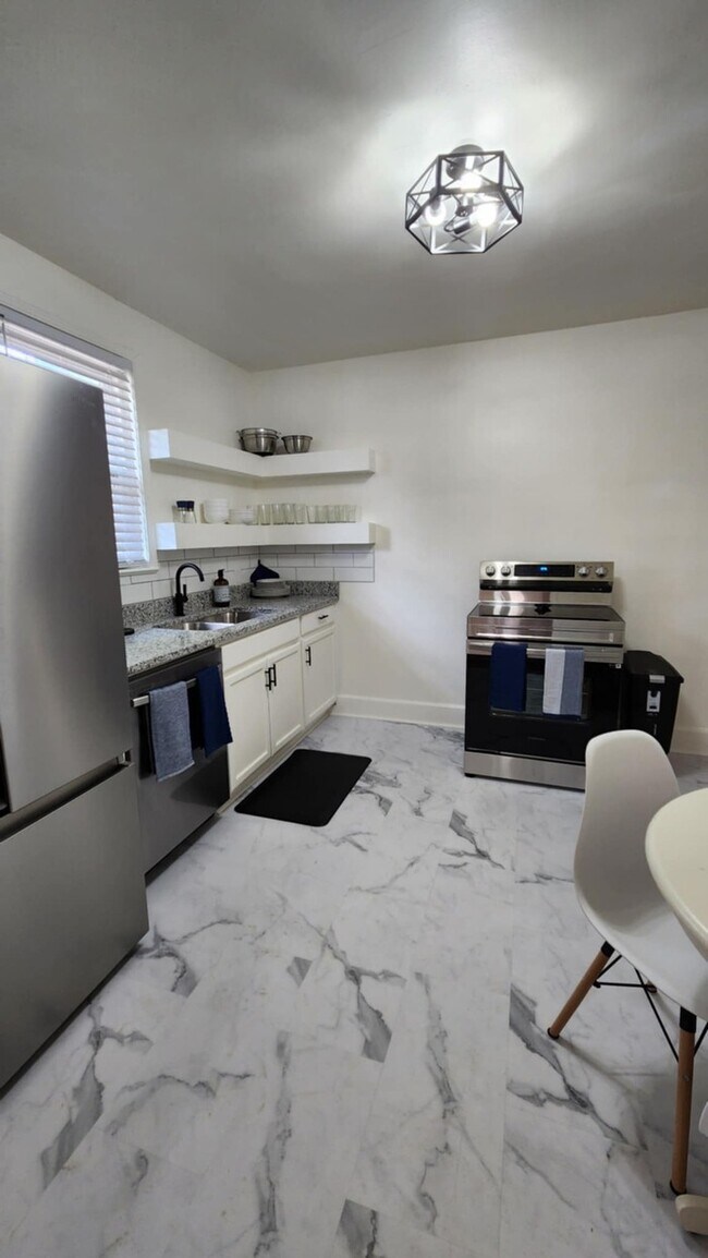 Building Photo - Furnished Rental