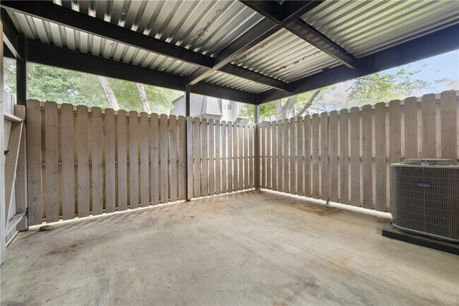Building Photo - 305 Winding River Dr