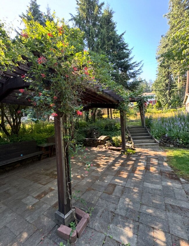 Building Photo - Beautiful Classic 4+ Bedroom 3,800 Sq. Ft....