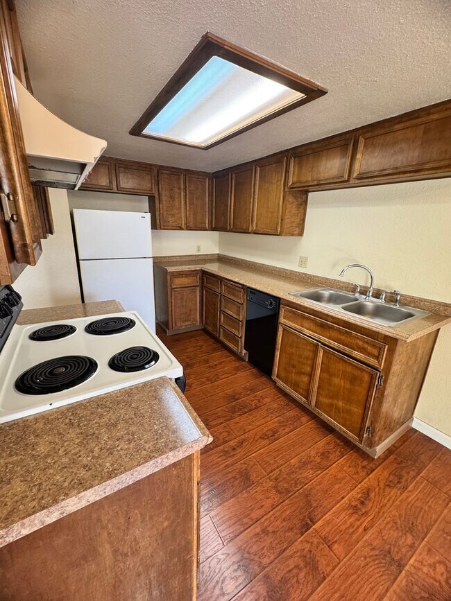 Building Photo - 1 Bed/1 Bath in Gated Community Condo