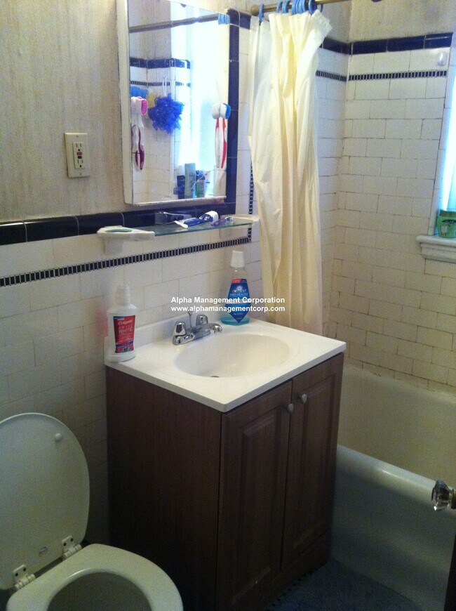 Building Photo - 349 Pleasant St