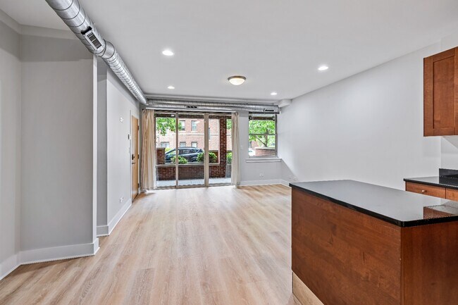 Building Photo - 1 Bedroom - Logan Square Available ASAP!