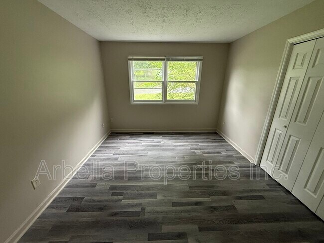 Building Photo - 230 Booher Ln