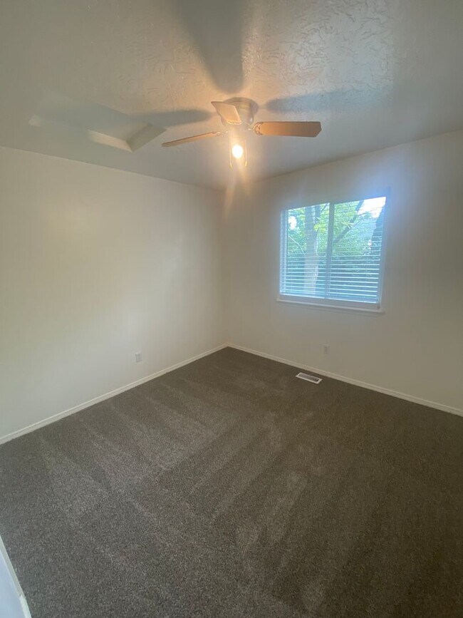 Building Photo - 3 Bed, 2 Bath,  Single Story, CUL-D-SAC Ho...