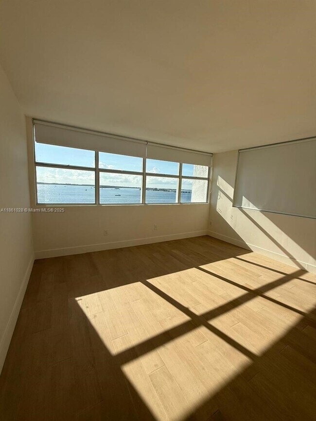 Building Photo - 1420 Brickell Bay Dr