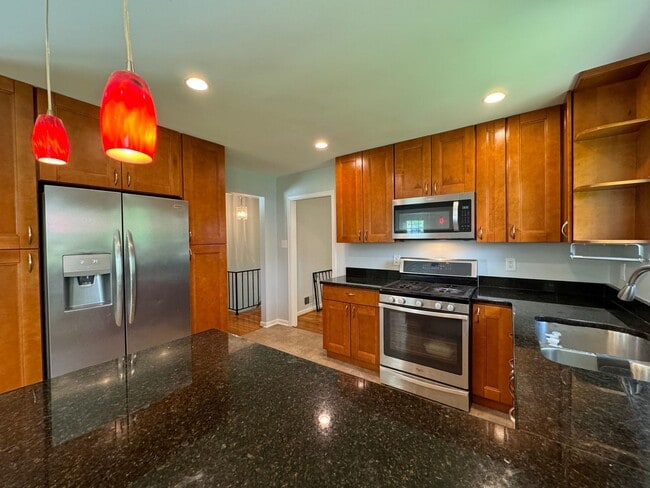 Building Photo - Sought-After 4 Bed 3 Bath L-Shaped Rambler...