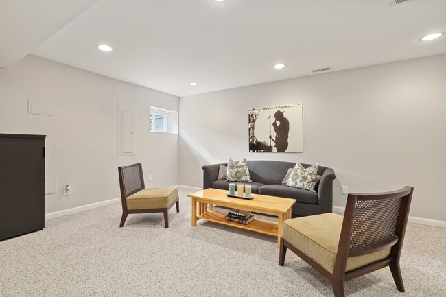 Building Photo - 627 Lamont St NW