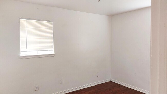 Building Photo - 933 W Rulane Dr