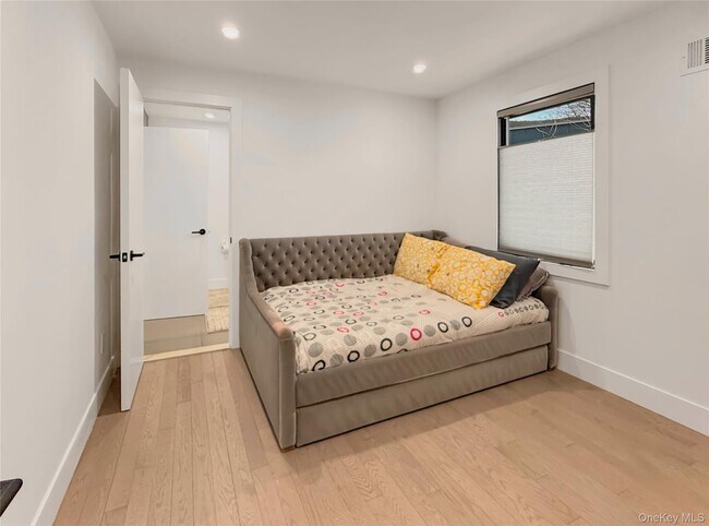 Building Photo - 12 Hudson River Ln