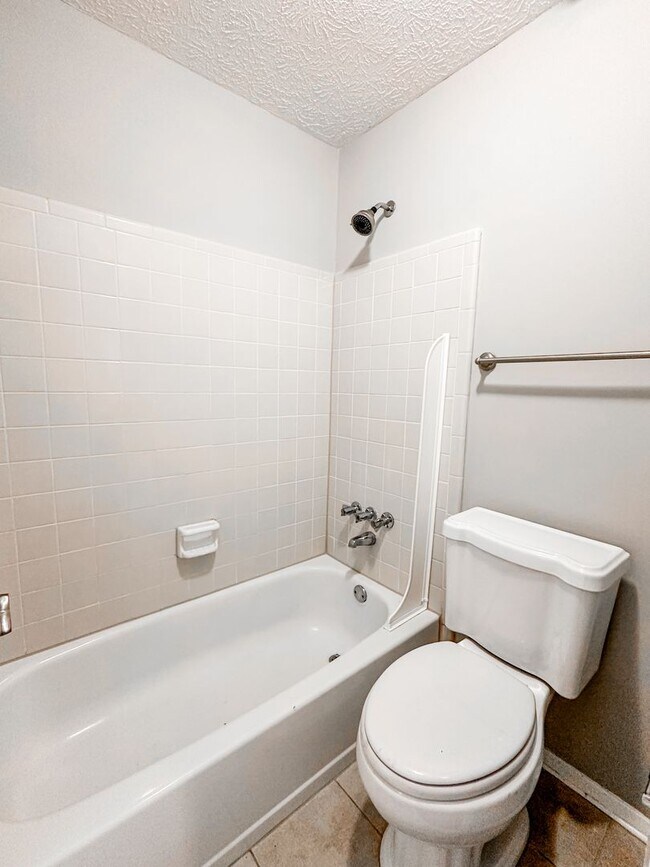 Building Photo - 2 bed/2 bath condo in great Roswell location