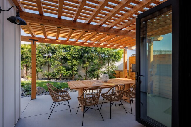 Building Photo - 623 Colima St