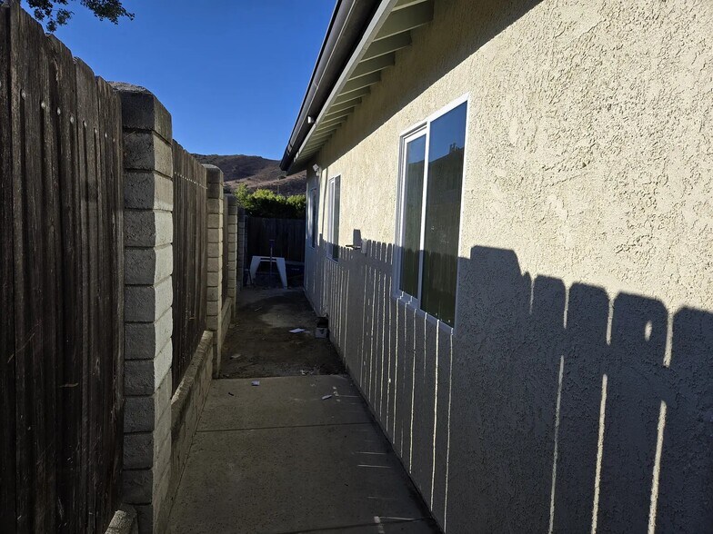 Building Photo - 1762 Los Feliz Dr