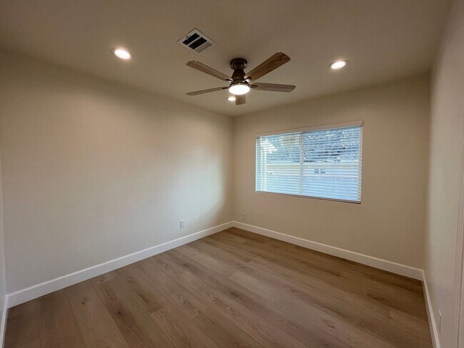 Building Photo - Upgraded + freshly prepped 3+2.5 in Granad...
