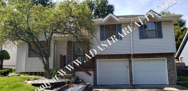 Primary Photo - Beautiful 3 Bed/2 Bath Split-Level in Lee'...
