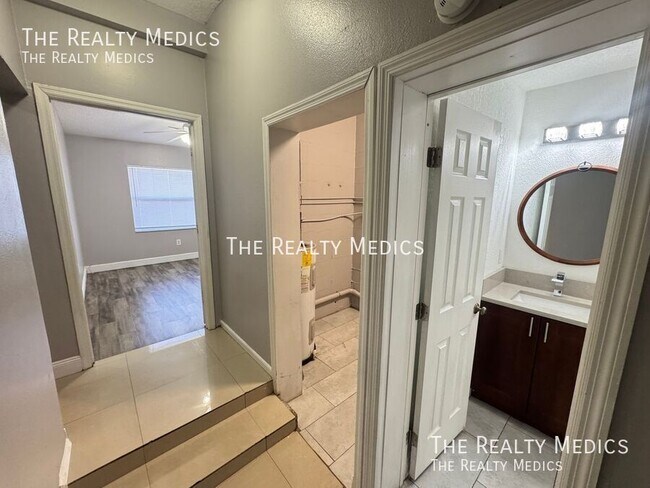 Building Photo - 1102 Egan Dr