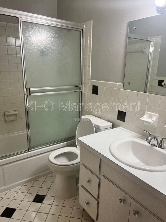 Building Photo - 3813 Briar Pl