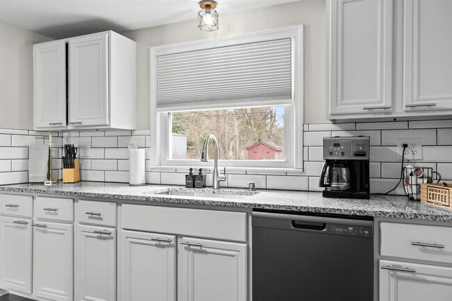 Building Photo - 8254 Mary Ann Ave