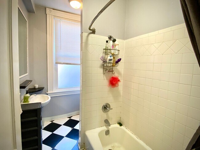 Building Photo - 715-17 Summerlea St