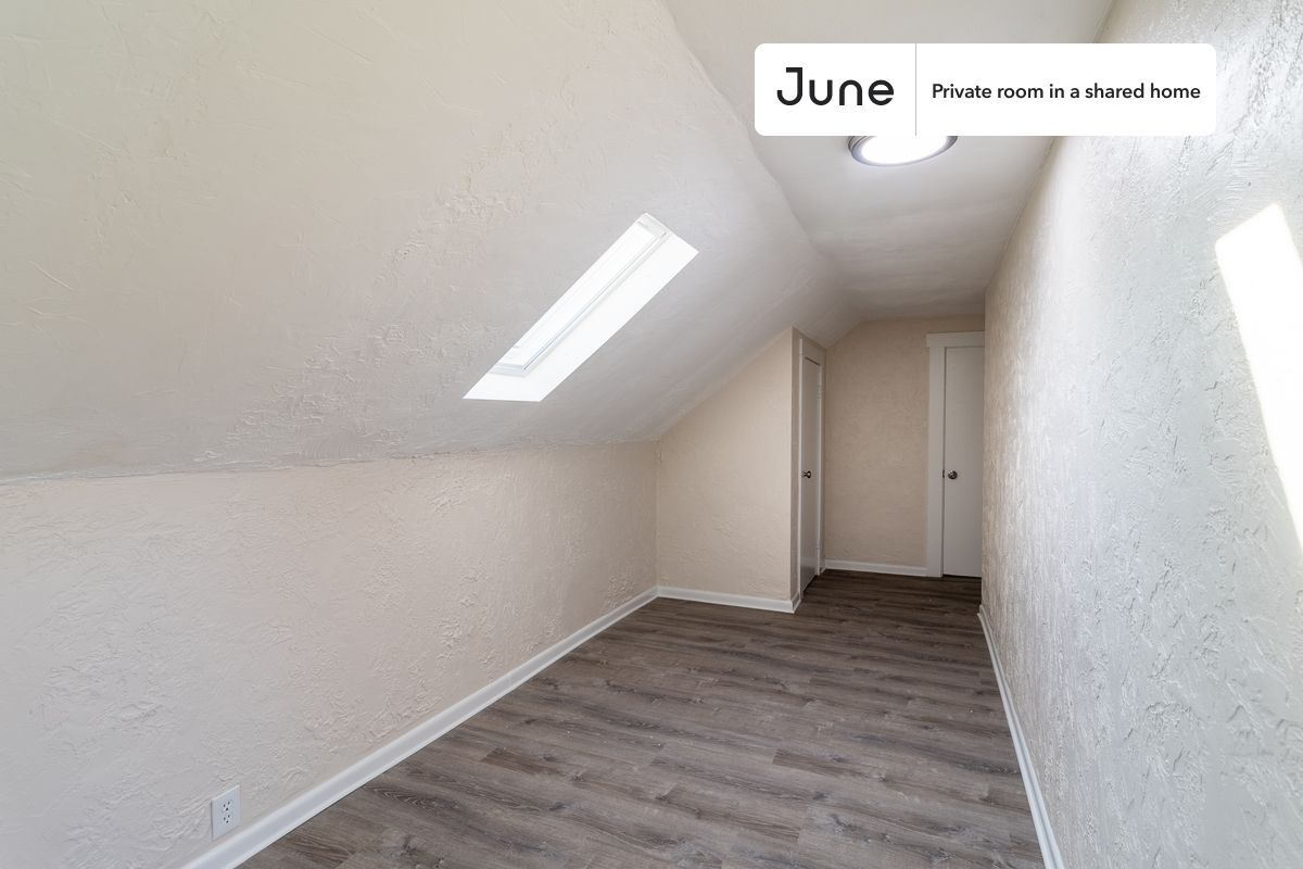 Building Photo - Room in Shared 6 bed/2 bath home