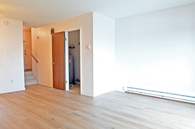 Building Photo - 2 bed 1 Bath townhouse