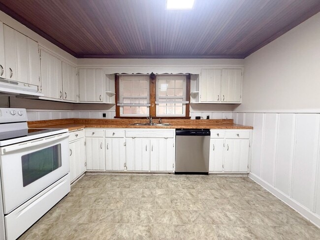 Building Photo - Spacious 2-Bedroom One-Level Home with Carport and Large Backyard