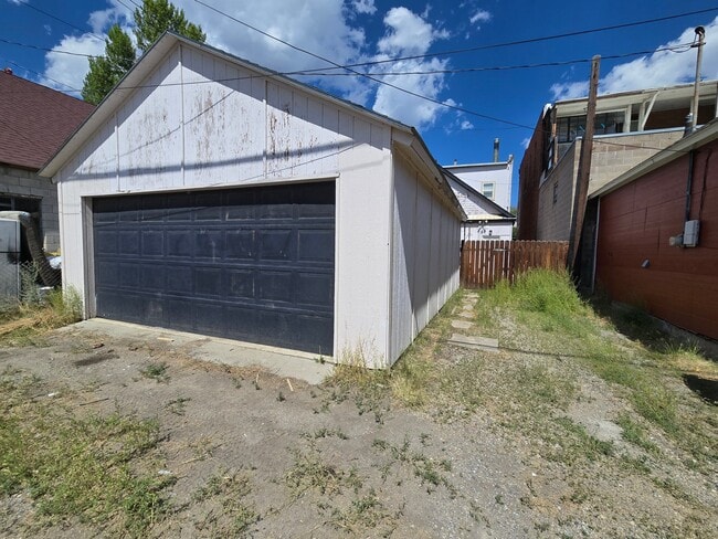 Building Photo - 1138 E 2nd St
