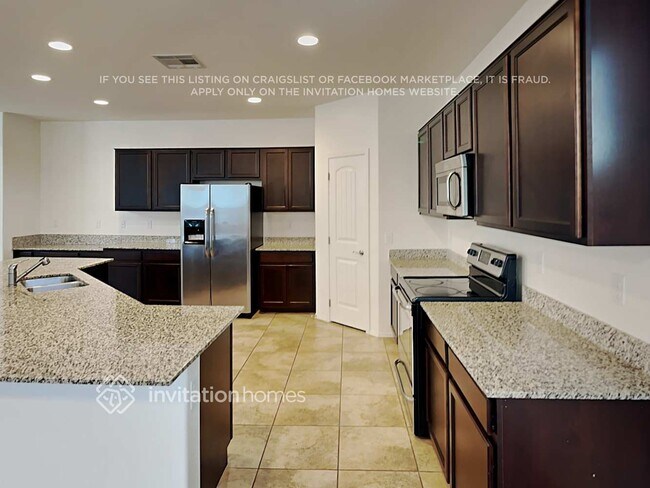 Building Photo - 1285 E Palomino Way