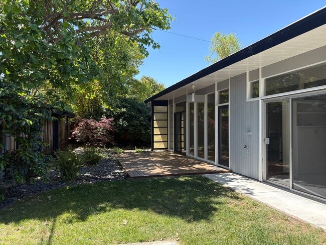 Building Photo - Lovingly Maintained 3 Bed, 2 Bath Home in the Circles