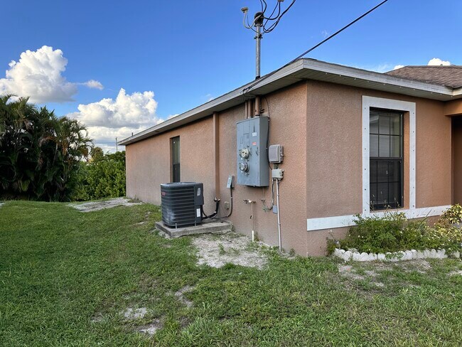 Building Photo - 1431 SE 10th Terrace