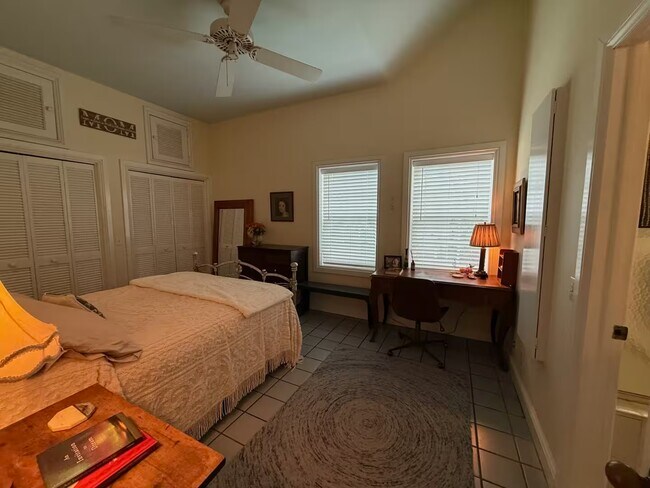 Building Photo - 918 Southard St