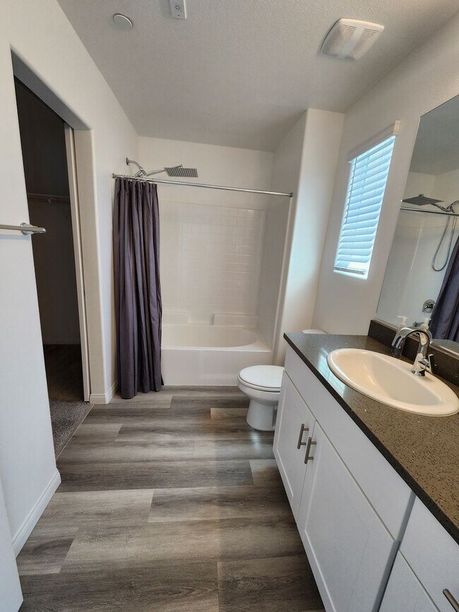 Building Photo - Charming 3BR/2.5BA Home in Las Vegas – Uti...