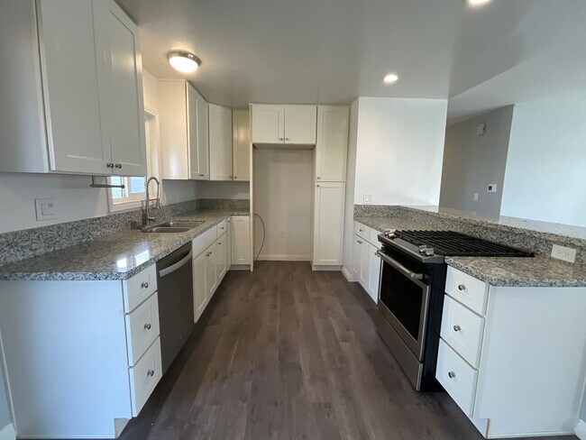 Building Photo - 3 Bedroom 2 Bathroom Single Story Home