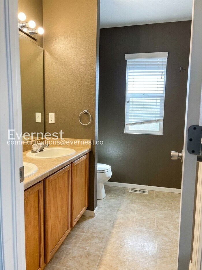 Building Photo - 8215 Silver Glen Dr