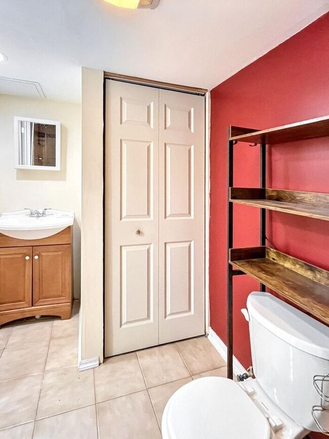 Building Photo - Charming 4-Bedroom Home in a Convenient Lo...
