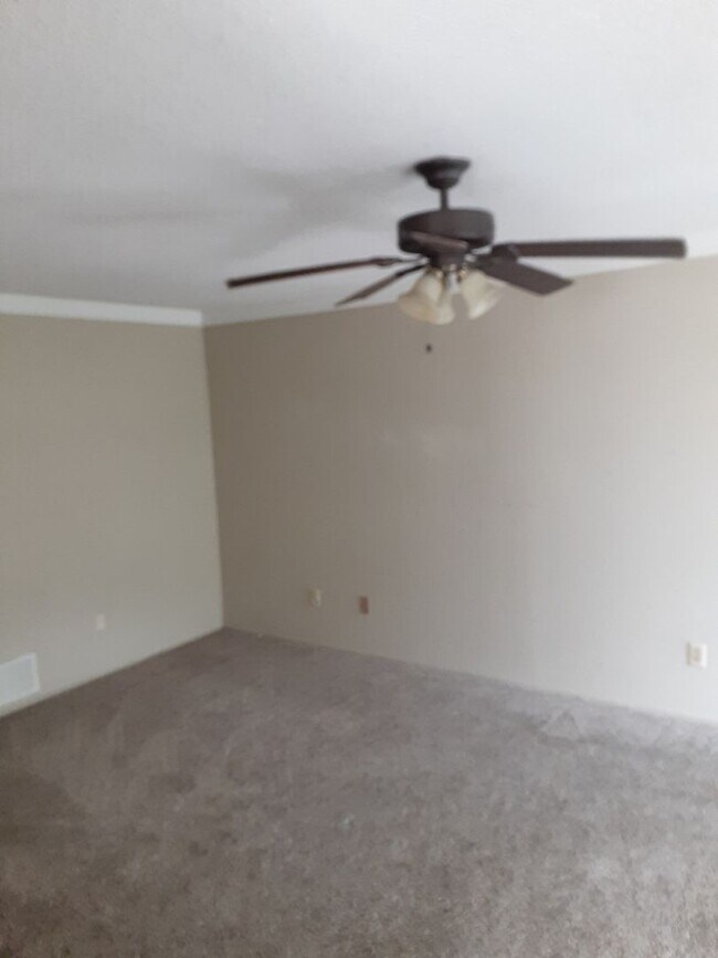 Building Photo - Ready to move in...