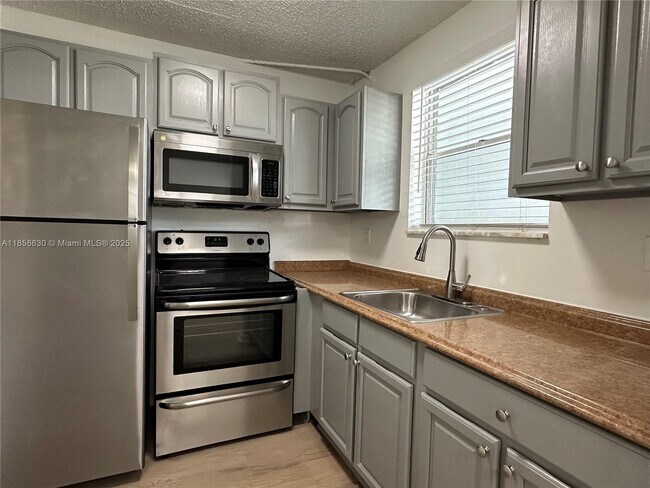 Building Photo - 5661 SW 36th Ct