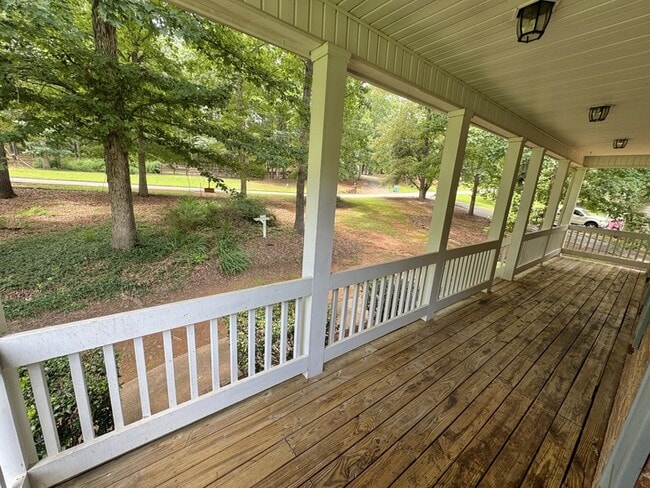 Building Photo - 362 River Point Dr