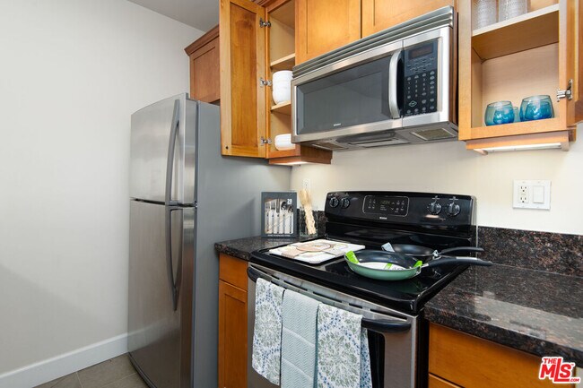 Building Photo - 10982 Roebling Ave