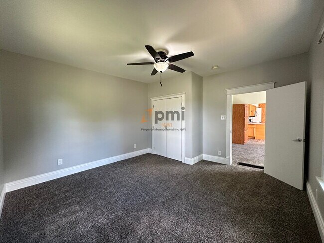 Building Photo - 2122 Elston St