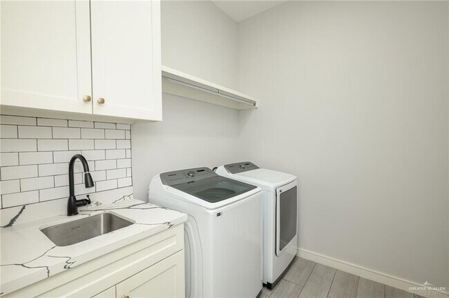 Building Photo - 38 N Queen Palm