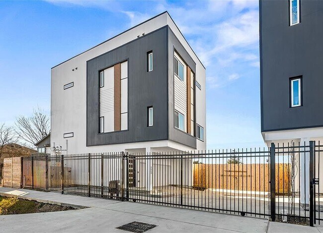 Building Photo - 3620 Lehall St