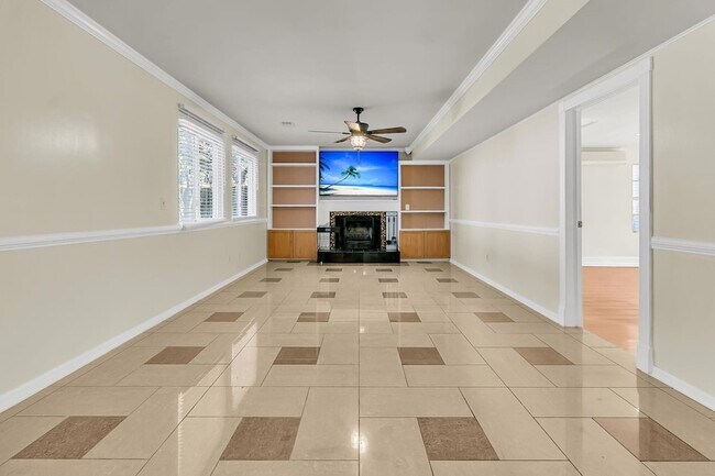 Building Photo - 121 Sully St