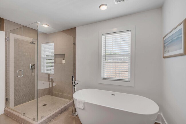 Building Photo - Fully Furnished Downtown Rental