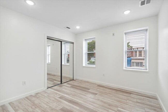 Building Photo - Modern, Spacious 2-Bedroom Apartment