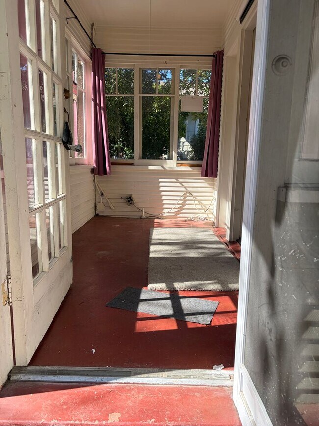 Building Photo - Terrific Fairfax Location**Washer/Dryer**Yard**Storage**Parking**