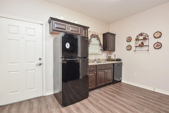 Building Photo - 205 De Koven St