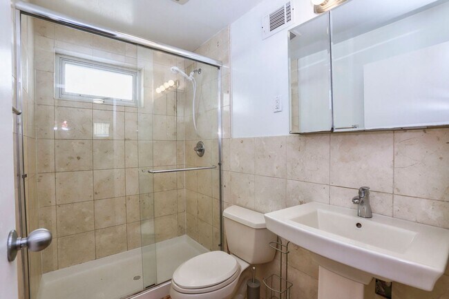 Building Photo - 4 Bed / 2 Bath Daly City Home With Stunnin...